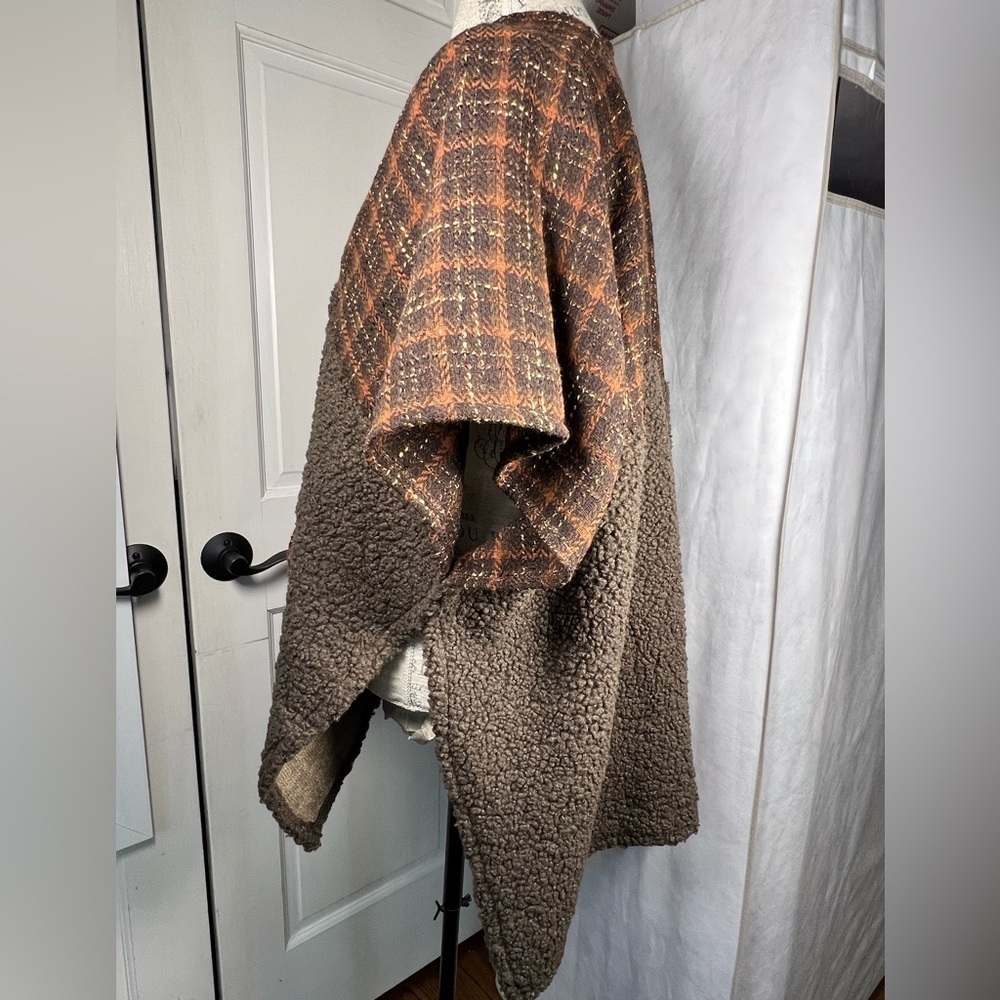 NWT Fadivo Textured Poncho Sherpa Feel Brown Plaid Poncho With Front Pockets O/S - Picture 3 of 5